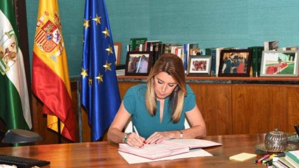 Díaz firmando el decreto de disolución del Parlamento, este lunes.