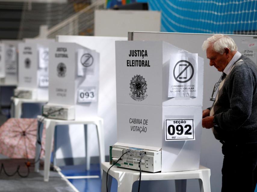 Un hombre votando en las elecciones.