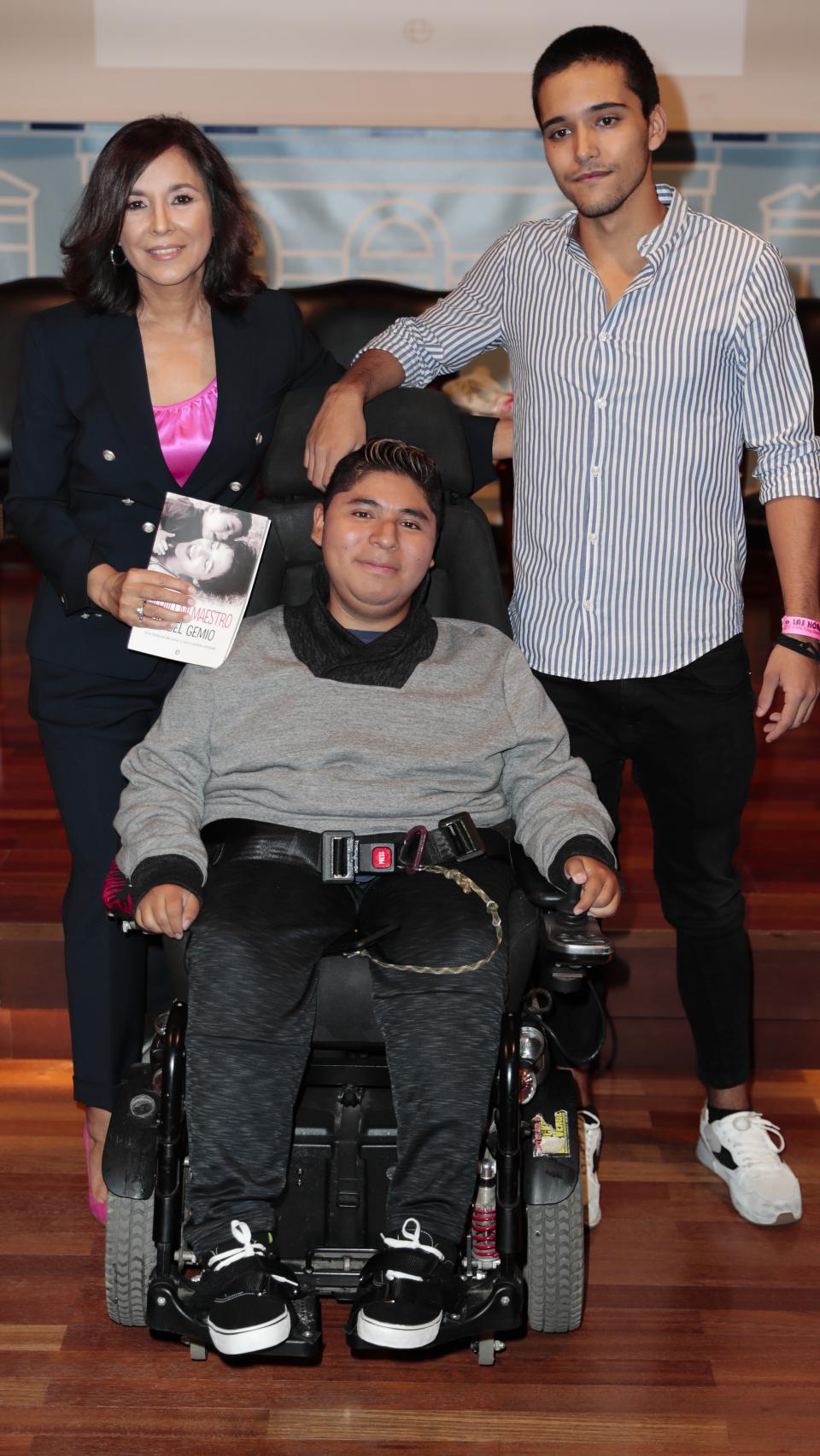 Isabel Gemio junto a sus hijos.