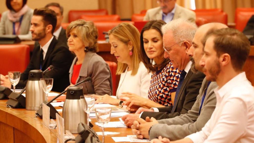 La monarca junto al estilista en la Cámara Baja.