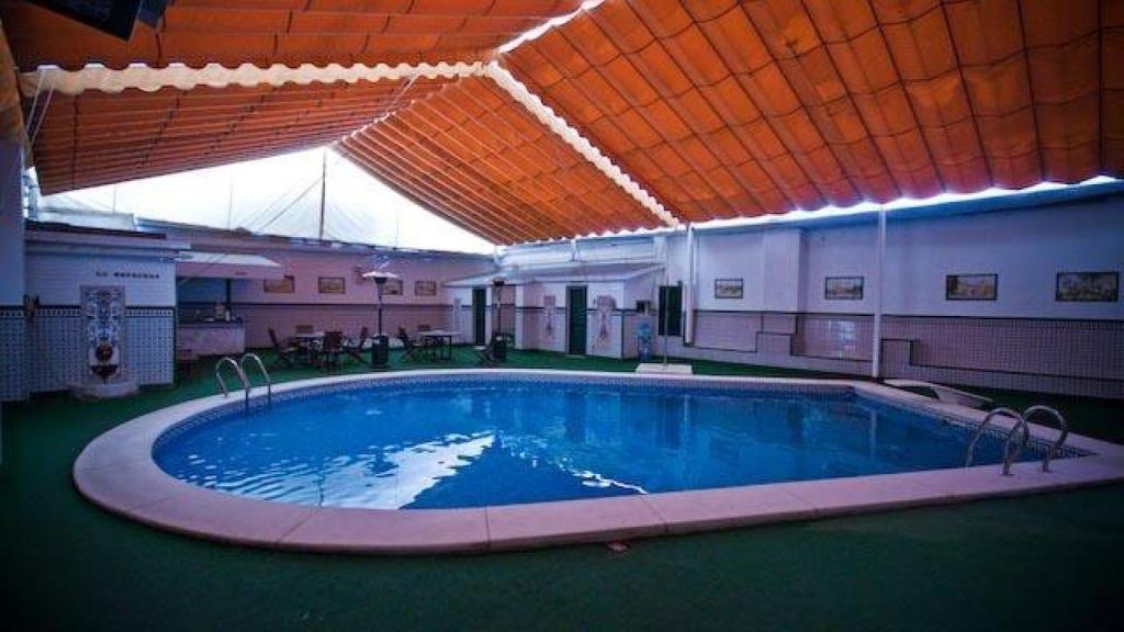 Piscina techada del prostíbulo sevillano La Casita, ubicado en el barrio de Bellavista.