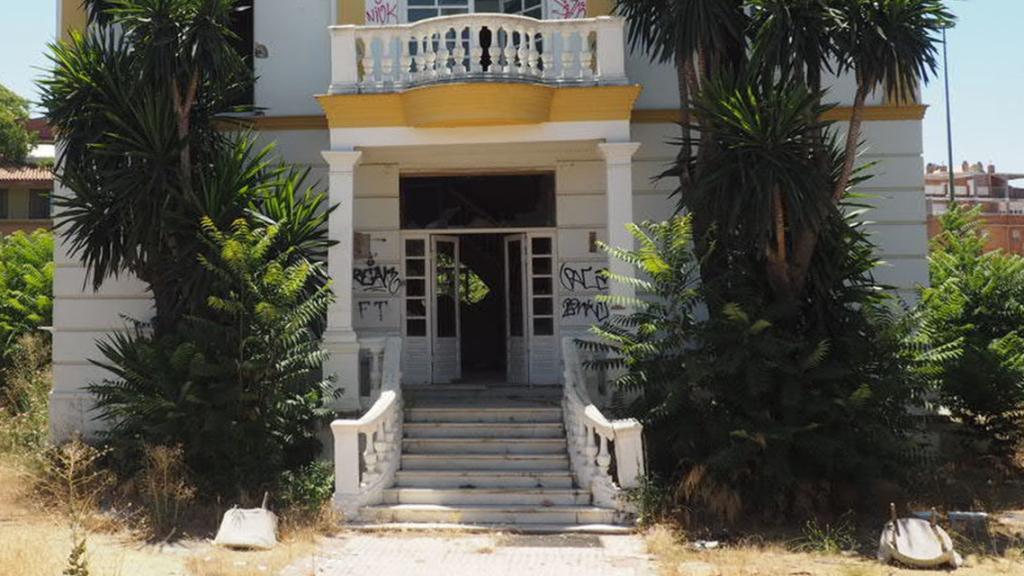 Fachada del antiguo prostíbulo Don Ángelo, situado en los alrededores del Estadio Benito Villamarín, en Sevilla.A