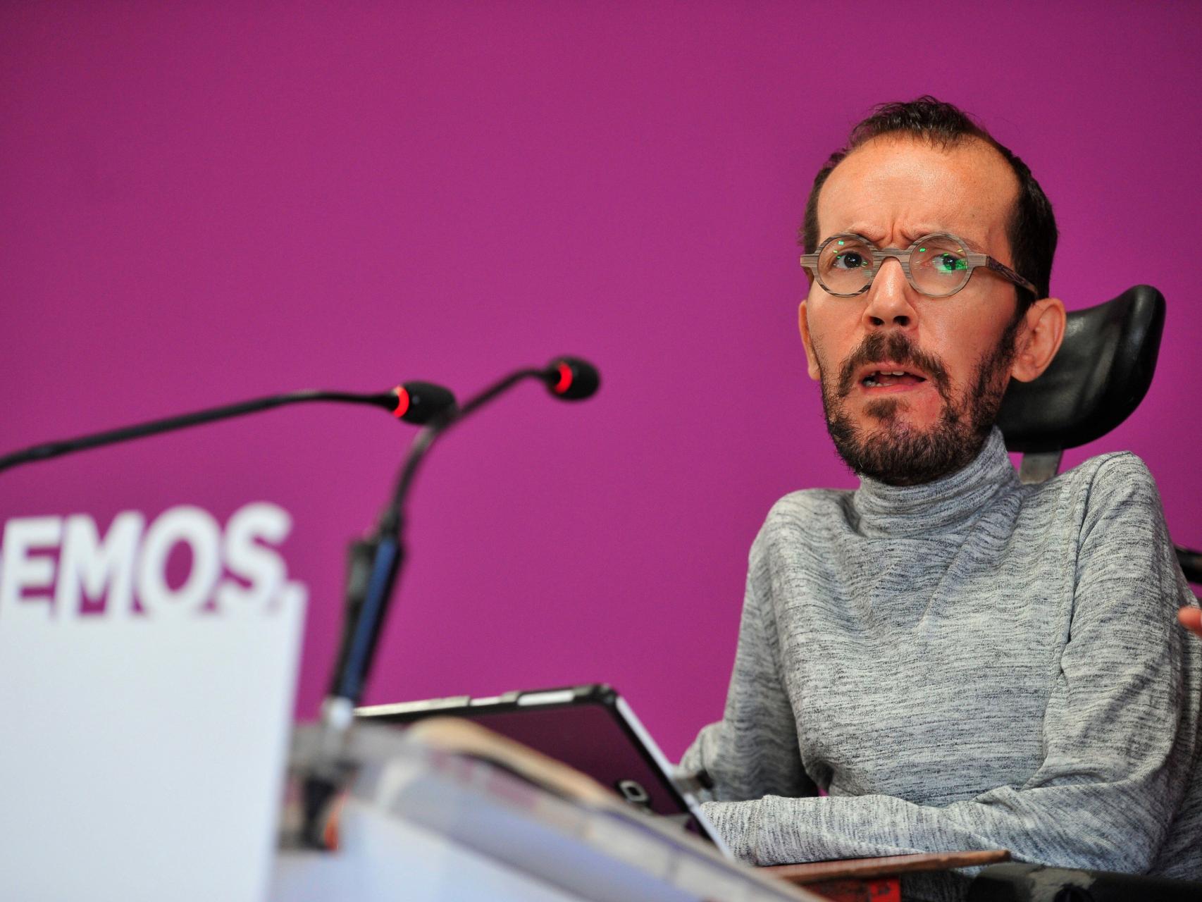 Echenique, en una rueda de prensa de Podemos