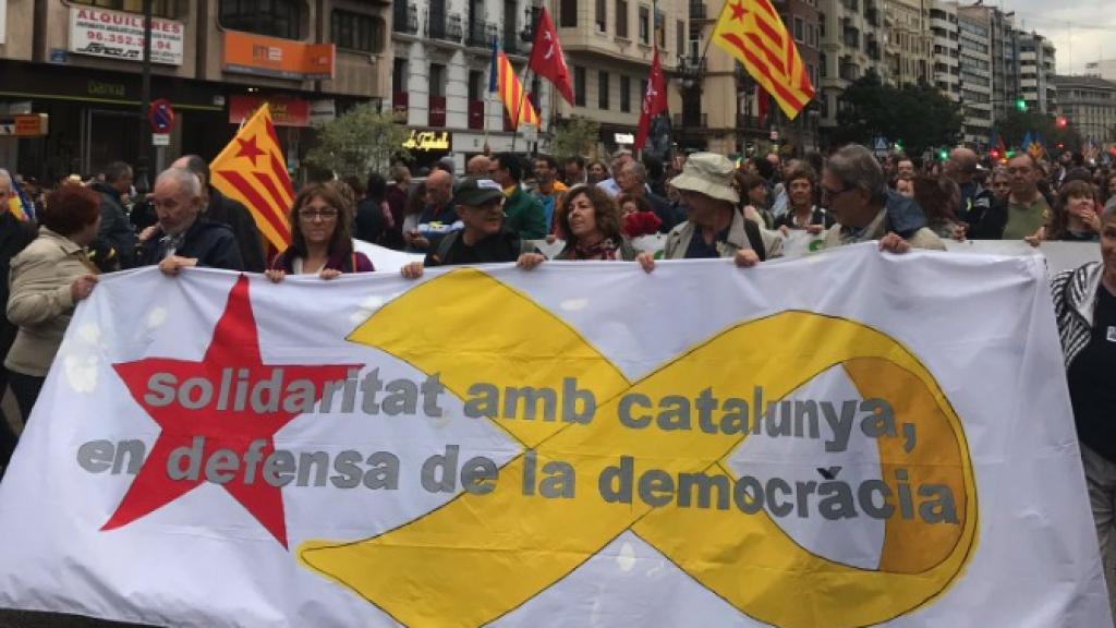 Pancarta de la manifestación proseparatista por las calles de Valencia.