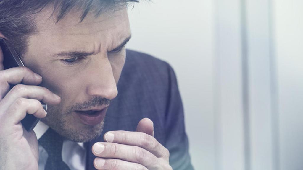 Un hombre enfadado al teléfono en una imagen de archivo.