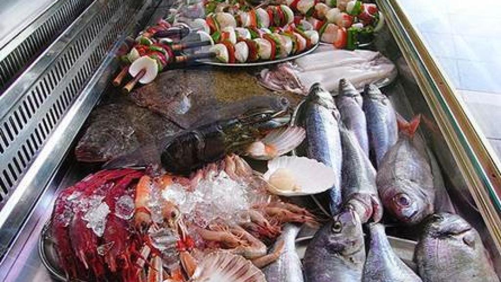 Pescados en el mostrador de un restaurante.