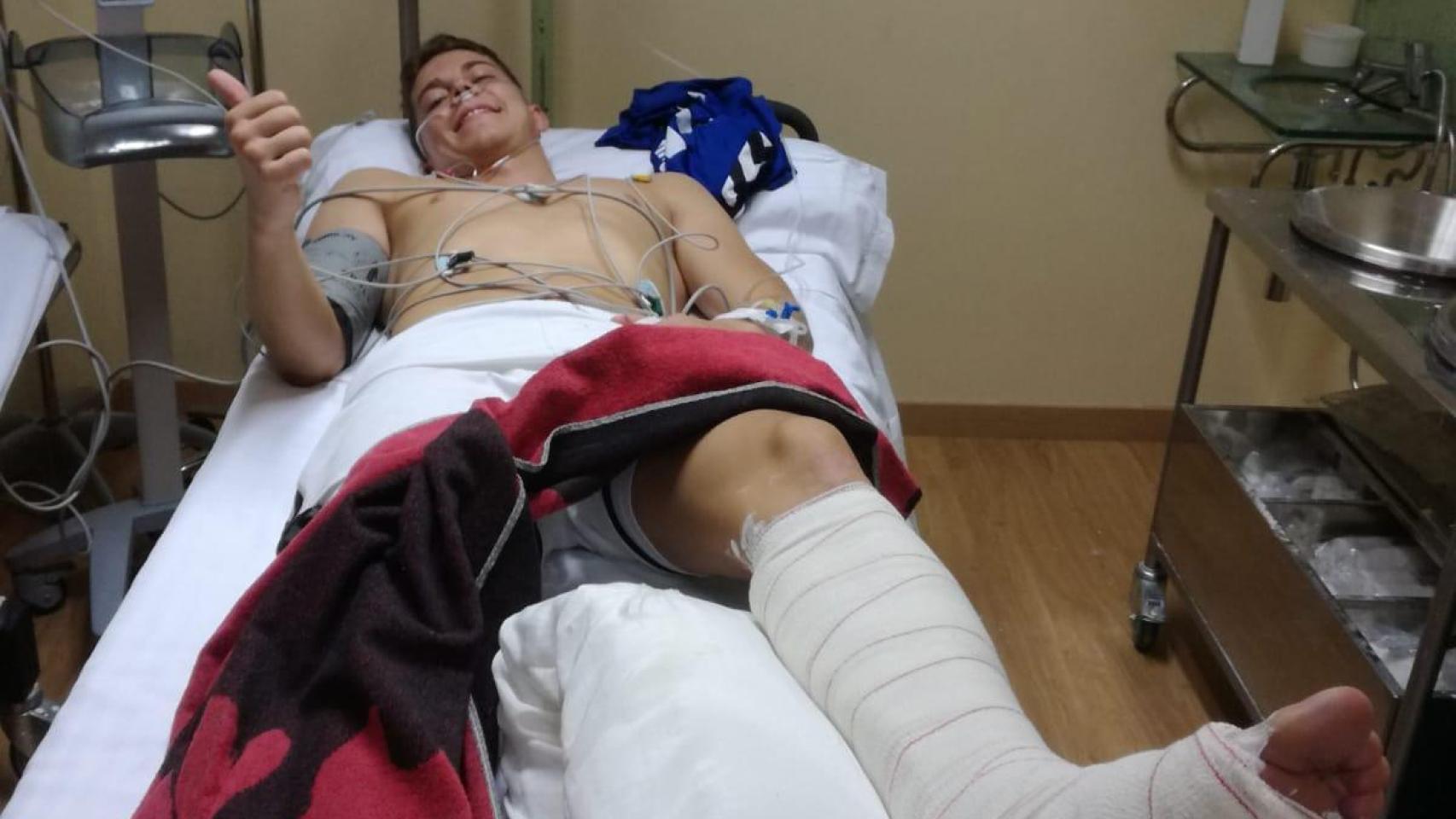 Marvin Gil en la camilla después de ser atendido