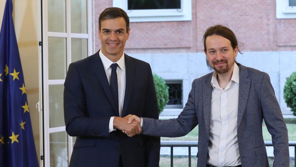 Sánchez e Iglesias sellan el acuerdo de Presupuestos en Moncloa.