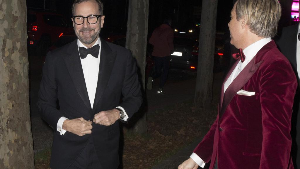 James Costos llegando a una fiesta junto a Michael Smith (de espaldas a la cámara).