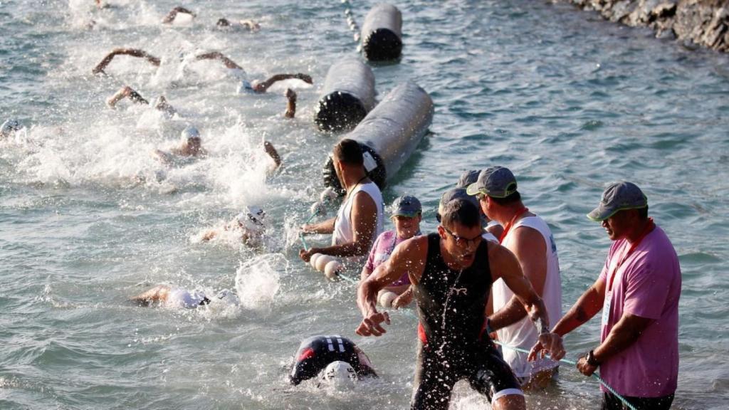 Triatletas, durante la prueba del año pasado.