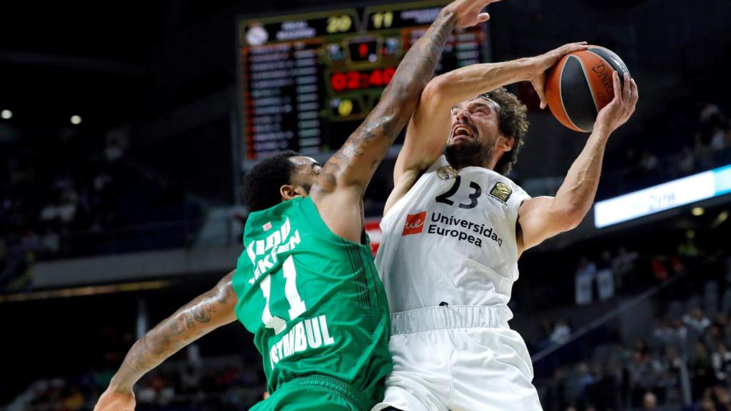 Llull intenta una canasta ante la defensa de su rival