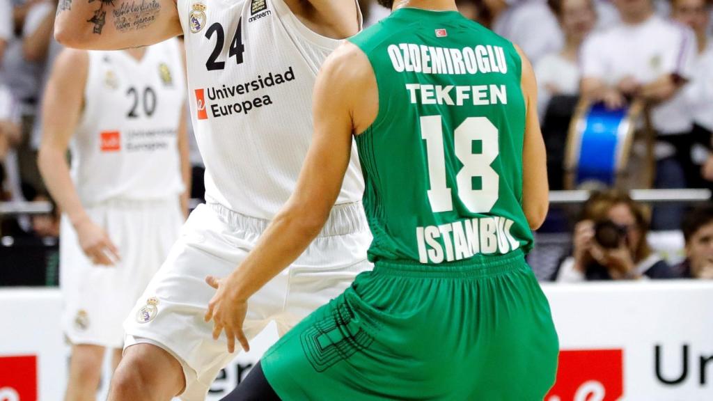 Gabriel Deck protege el balón