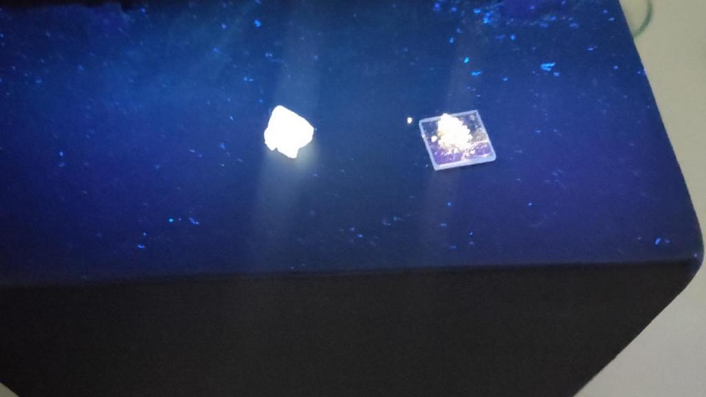 Arena emisora blanca basada en nanopartículas de sílice (izquierda) y el encapsulado para LEDs preparado con este material (derecha).