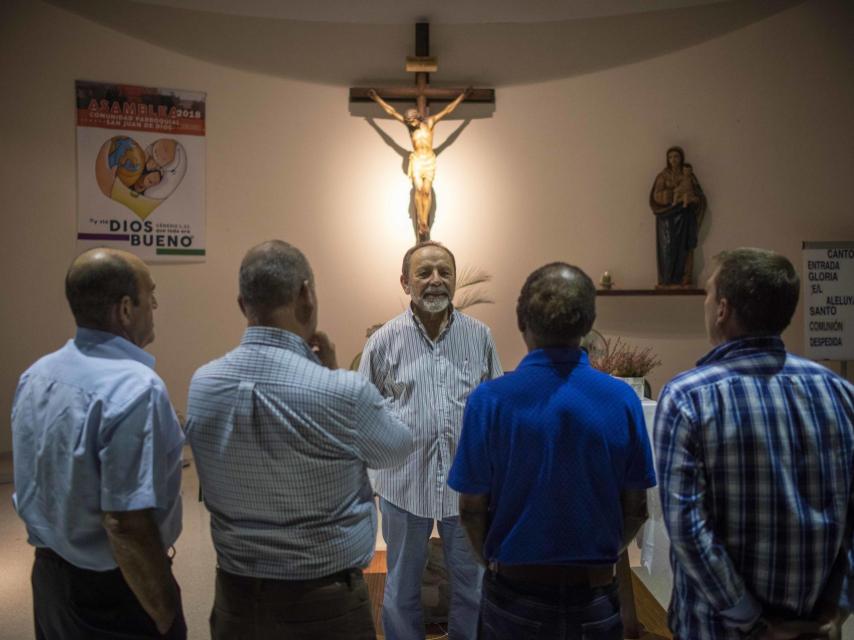 El cura, acompañado por tres expresidiarios y por el padre de un cuarto.