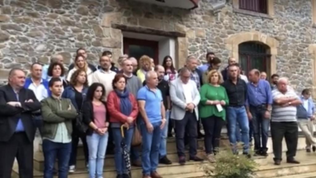 Concejales de Riosa reunidos el pasado mes en un acto de repulsa por las amenazas.