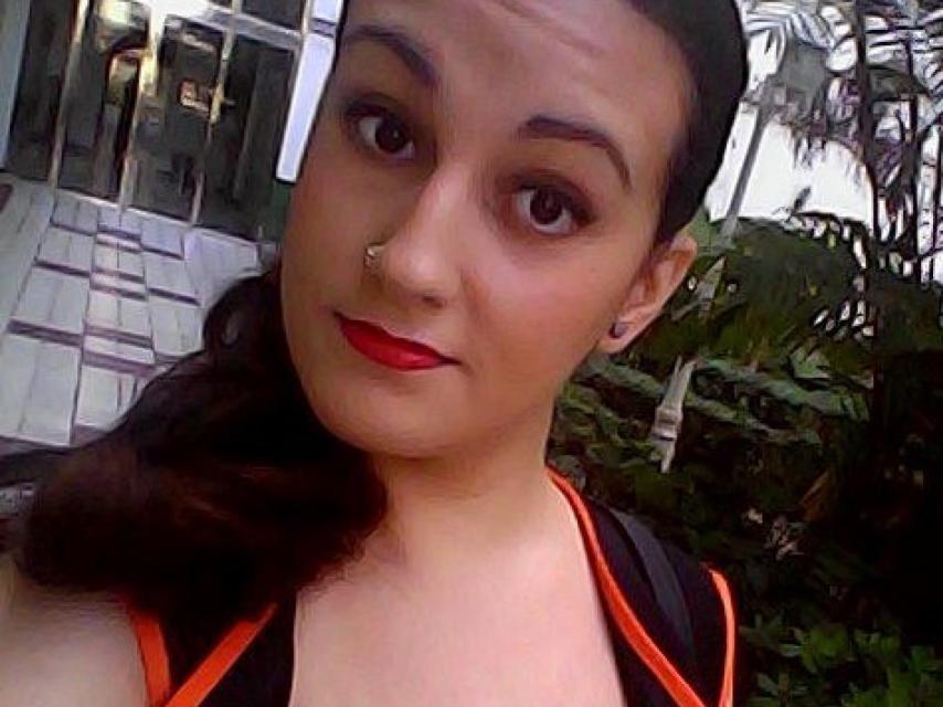 Maika Arias vestida con el uniforme de las peluquerías Low Cost.