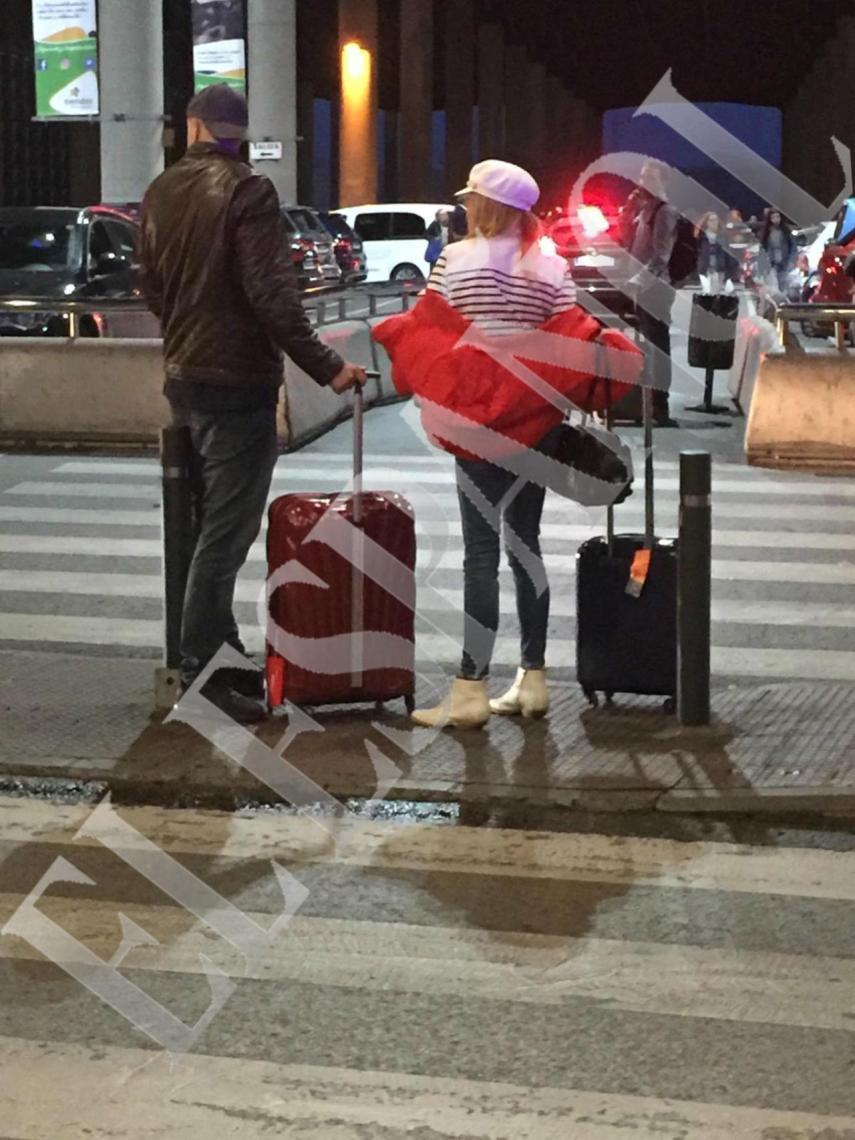 Álex Lequio y Ana Obregón, a la salida de la estación de Atocha.