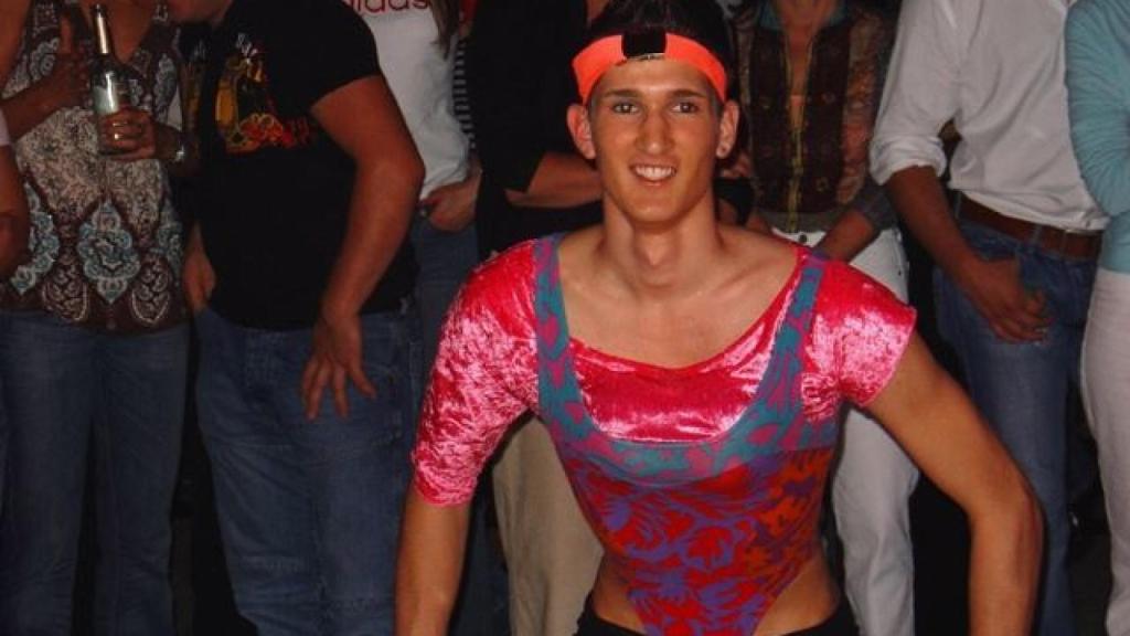 Bastian disfrazado durante una fiesta.