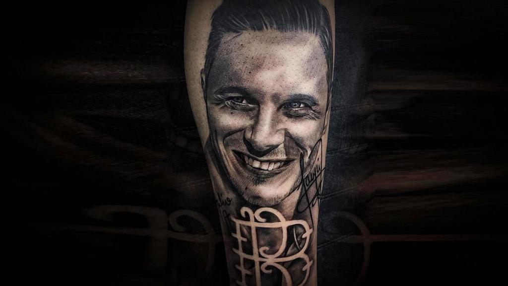 Detalle del tatuaje de Raúl Ramírez, bético de Badolatosa, obra de Isidro Ramos, 'Easy'.