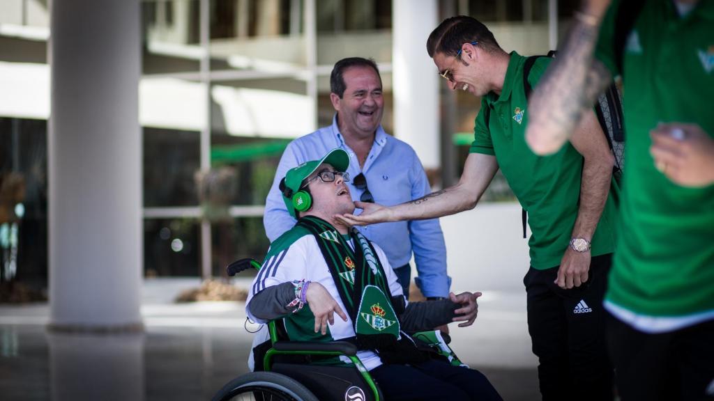 Joaquín se detiene con unos aficionados antes de subirse al autobús del equipo en dìa de partido.
