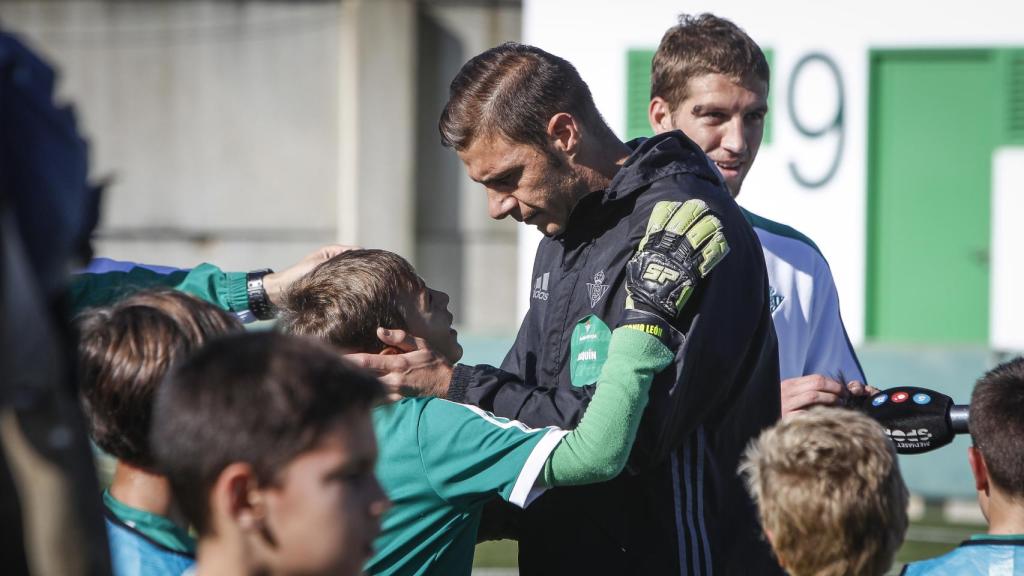 Joaquin Sanchez - FernJoaquín tras jugar un partido con niños de las secciones inferiores en la Ciudad Deportiva Luis del Sol.