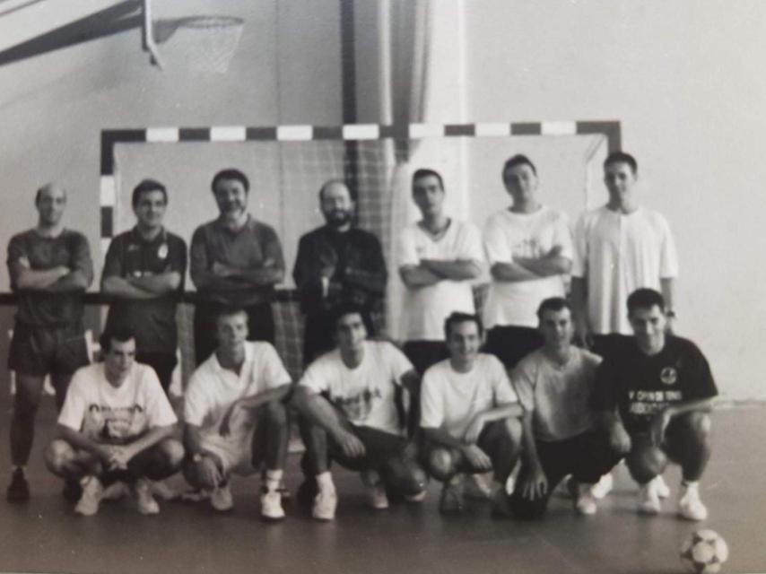 Los Abascal organizaban un partido cada 12 de octubre. Santi es el primero por la derecha de la fila superior