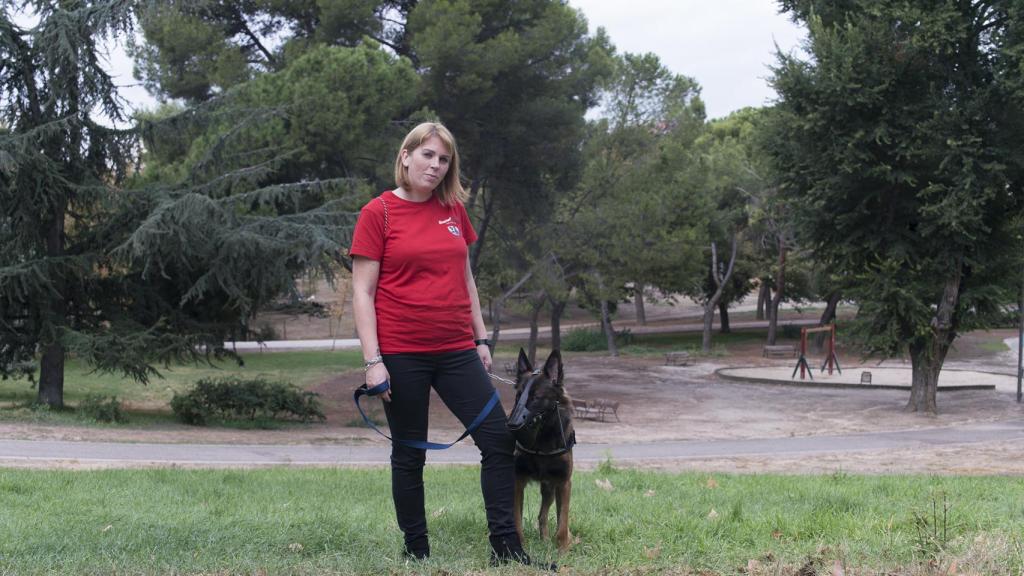 Tatiana le da un paseo a Liven por un parque.