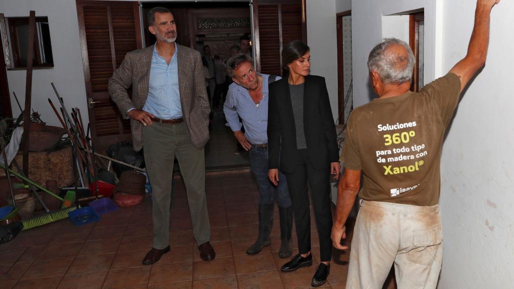Los reyes visitando la casa de uno de los afectados.