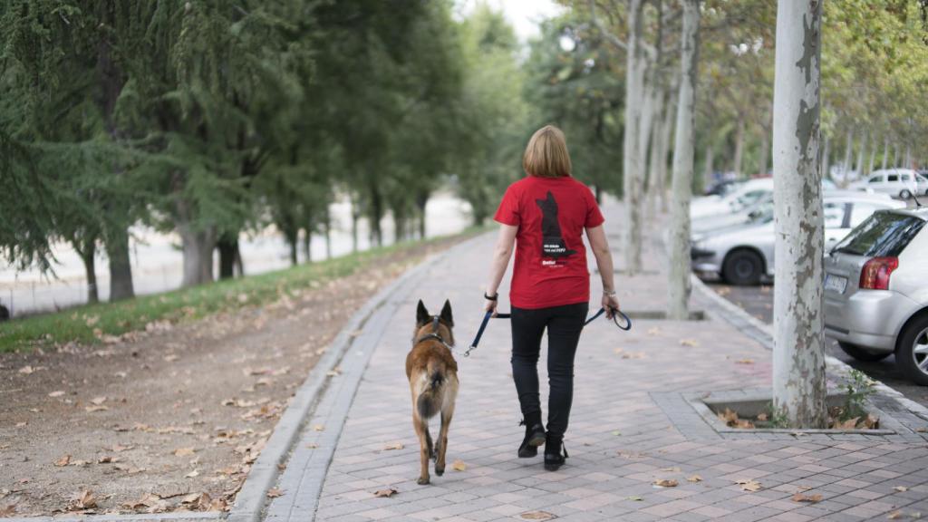 Tatiana se marcha con su perro de protección.