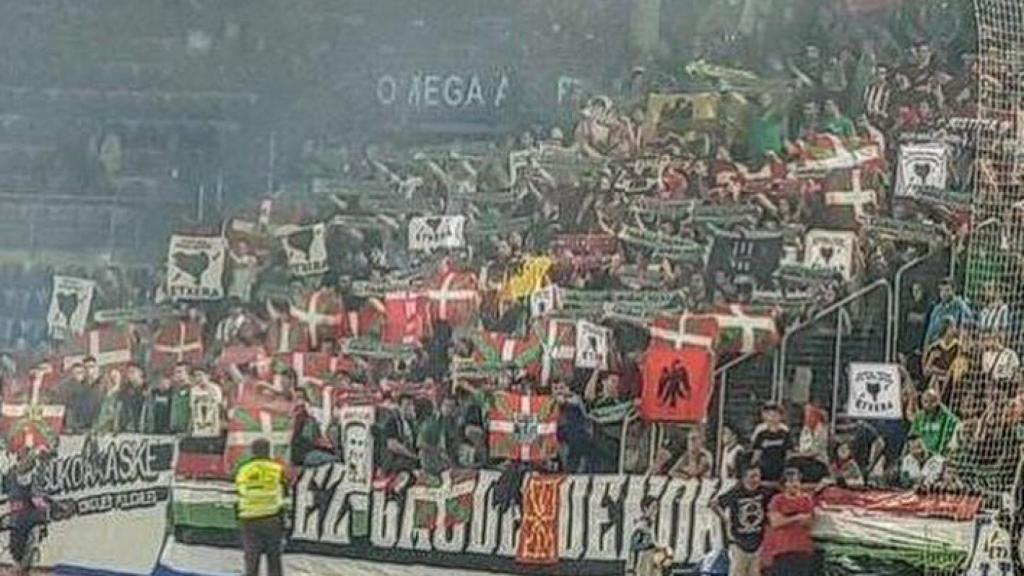 Pancartas a favor de Venezuela en el partido de Euskadi. Foto: Twitter (@Foromdm)