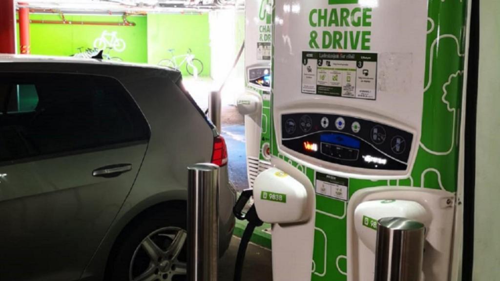 Un coche eléctrico cargándose en Oslo.