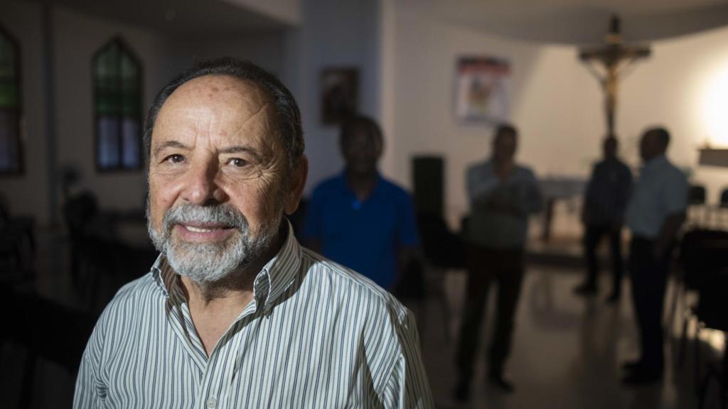 El cura Paco delante de varios expresidiarios a los que ha ayudado a reinsertarse en la sociedad. En la imagen también aparece el padre de un antiguo preso.