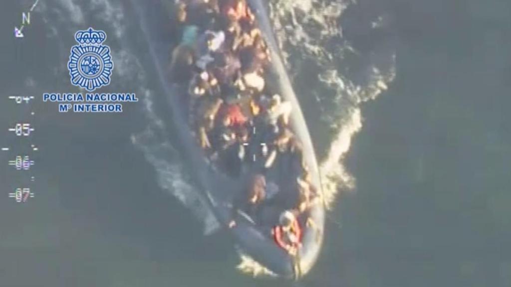 Un grupo de inmigrantes en una de las narcolanchas que utilizaba El Rubio.