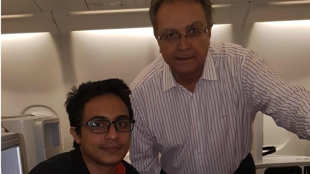 Lorent Saleh, en el avión que lo ha traído a España junto a Juan Pablo de Laiglesia, secretario de Estado de Cooperación Internacional.