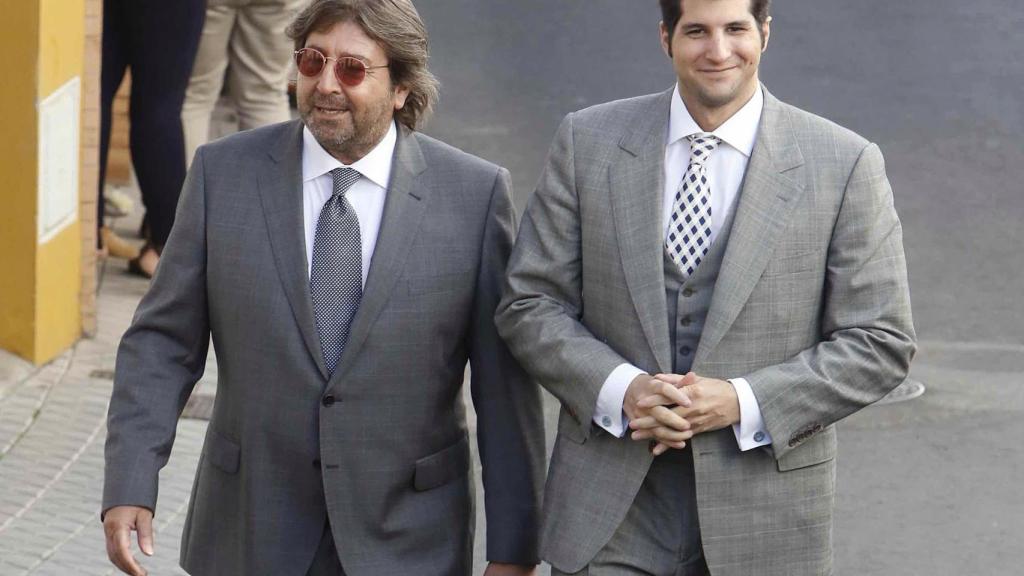 Julián junto a su padre en imagen de archivo.