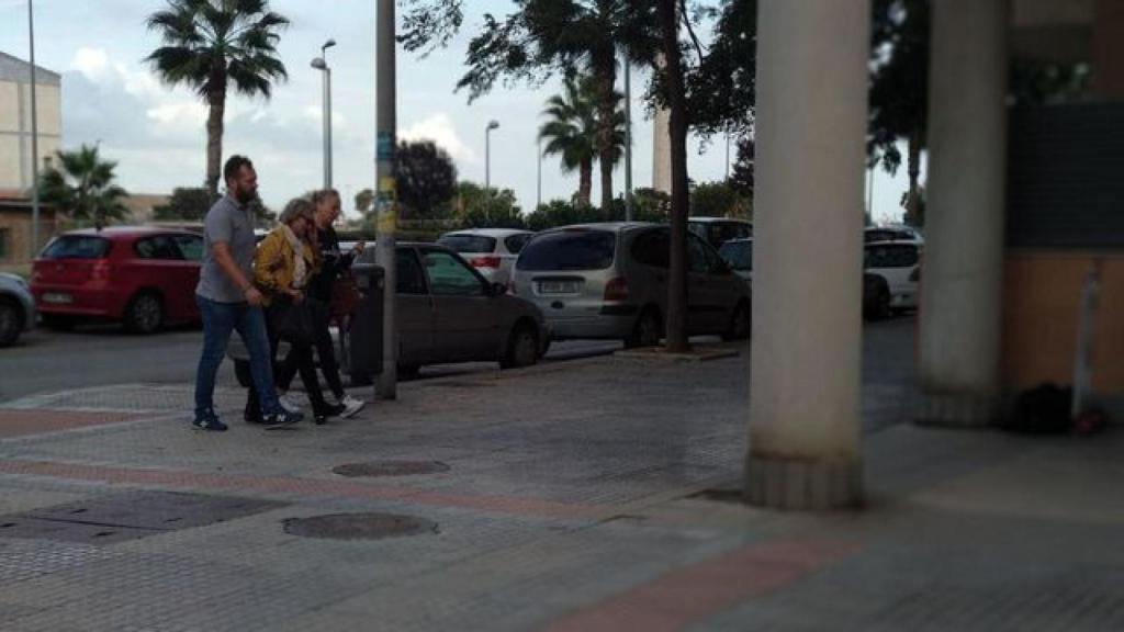 Familiares acuden al edificio.
