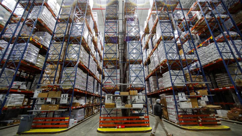 Nave de productos para exportar en una ciudad china.