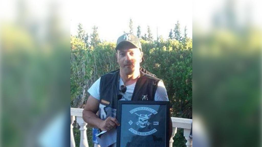 David, 'El Miura', portando uno de los emblemas del club de moteros.