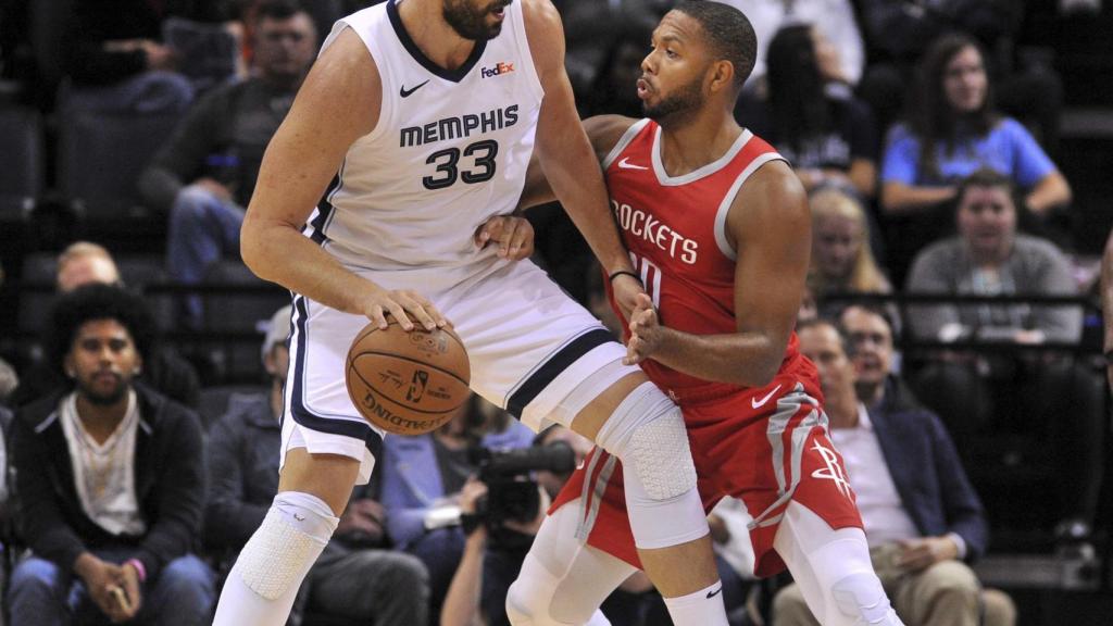 Marc Gasol defendido por Eric Gordon en el partido de pretemporada entre los Memphis Grizzlies y los Houston Rockets