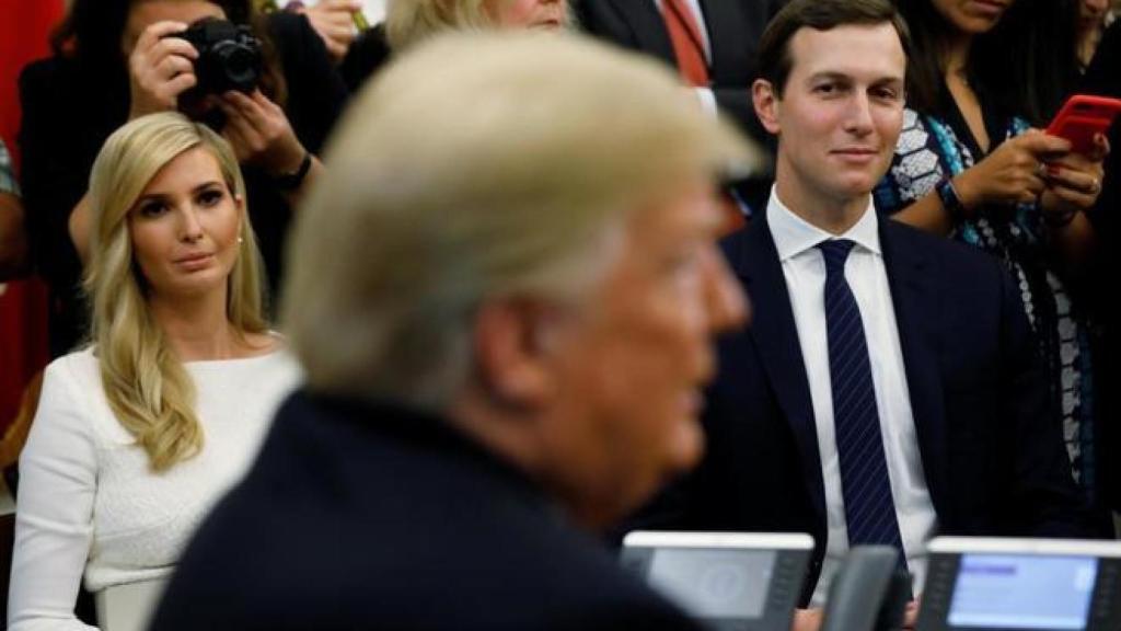 Ivanka Trump y Jared Kushner observan a Donald Trump.