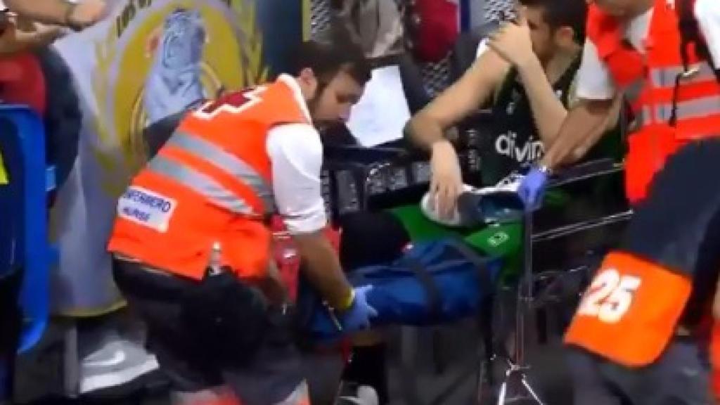 Mathias se retira lesionado en silla de ruedas