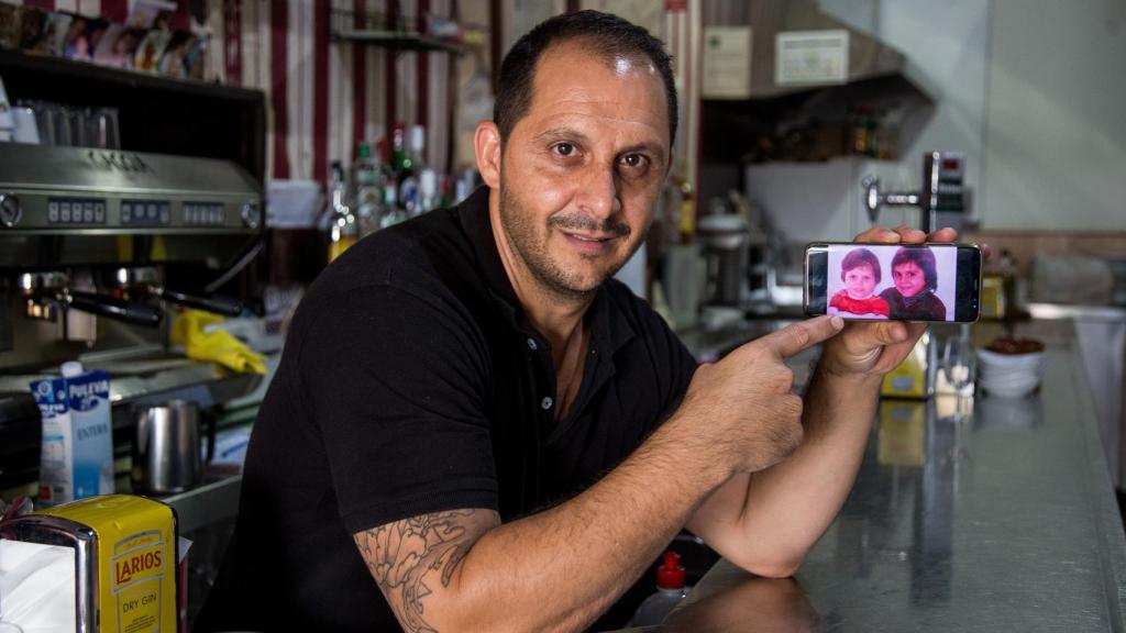 Ricardo mostrando una foto de la infancia junto a su hermano Joaquín.