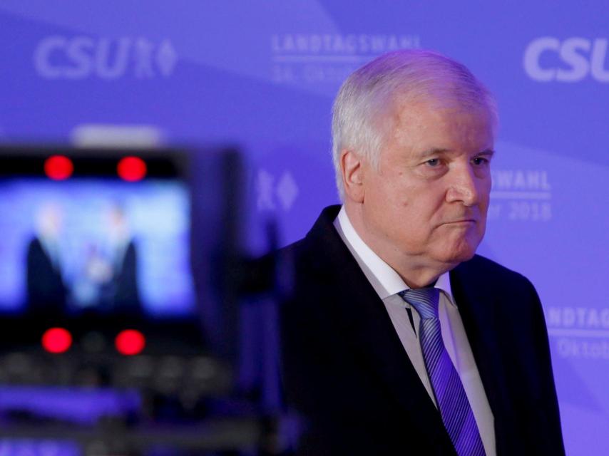Horst Seehofer, líder de la CSU, con rostro serio tras conocer los resultados.