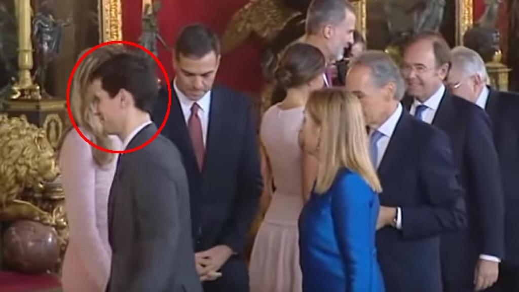 Pedro Sánchez, Begoña Gómez es apartado por David, el asistente de protocolo.