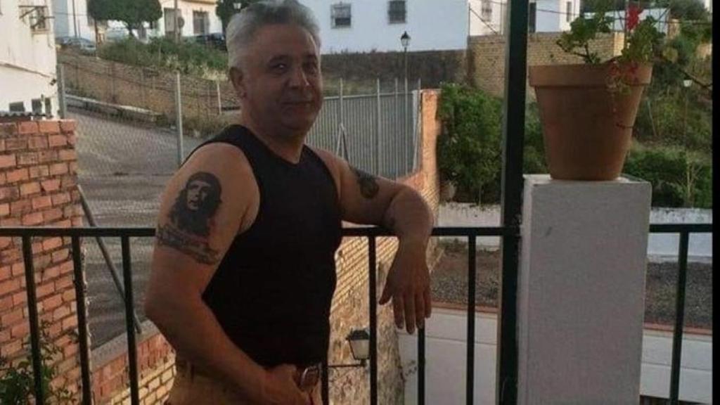 José María posa y enseña el tatuaje del Che Guevara.