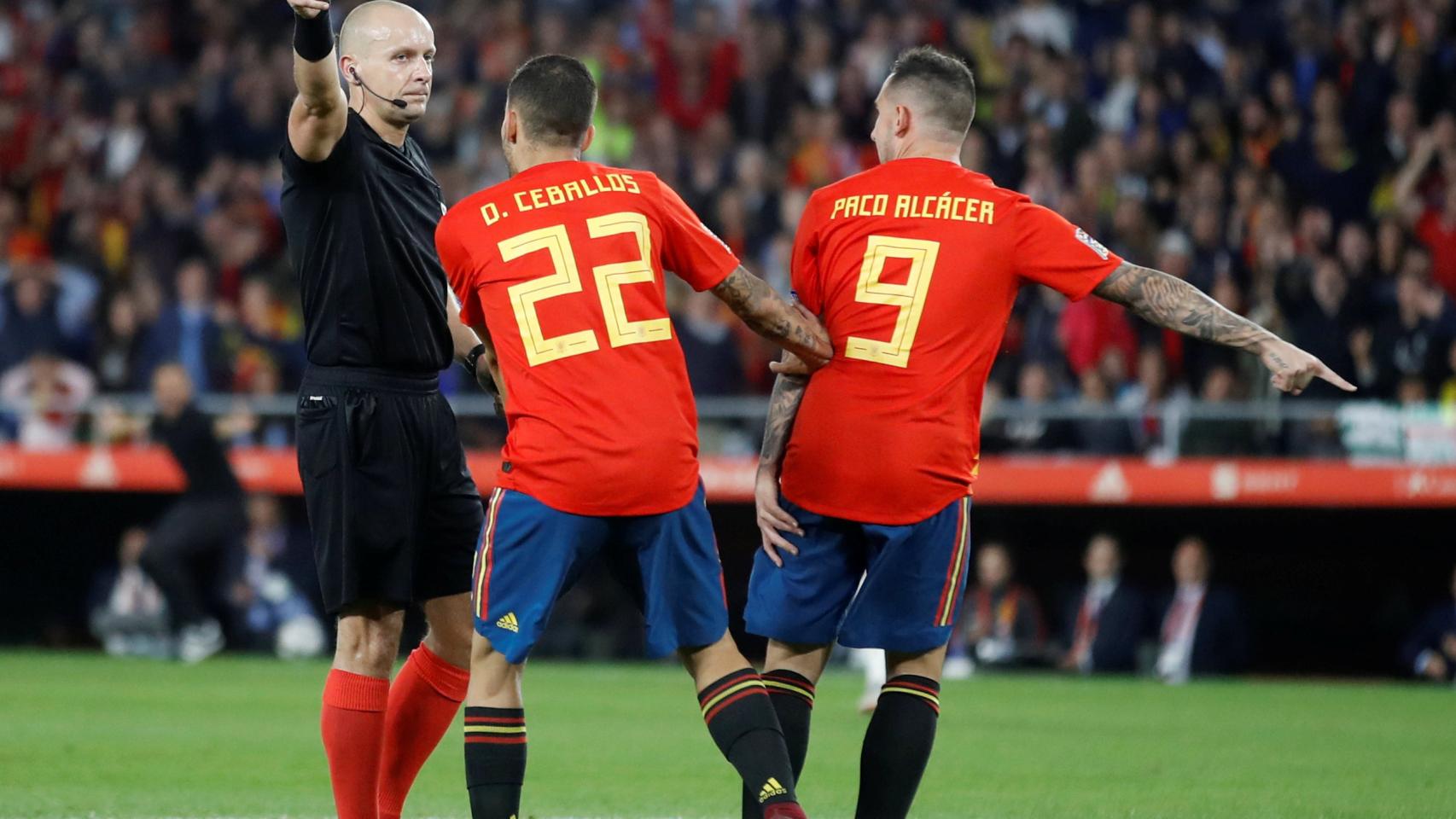 Ceballos y Aspas protestan al árbitro en el España - Inglaterra