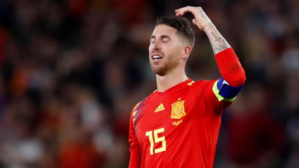Sergio Ramos protesta en el encuentro frente a Inglaterra