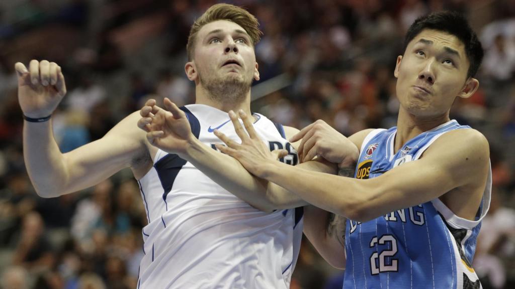 Luka Doncic pelea un balón en un encuentro de pretemporada