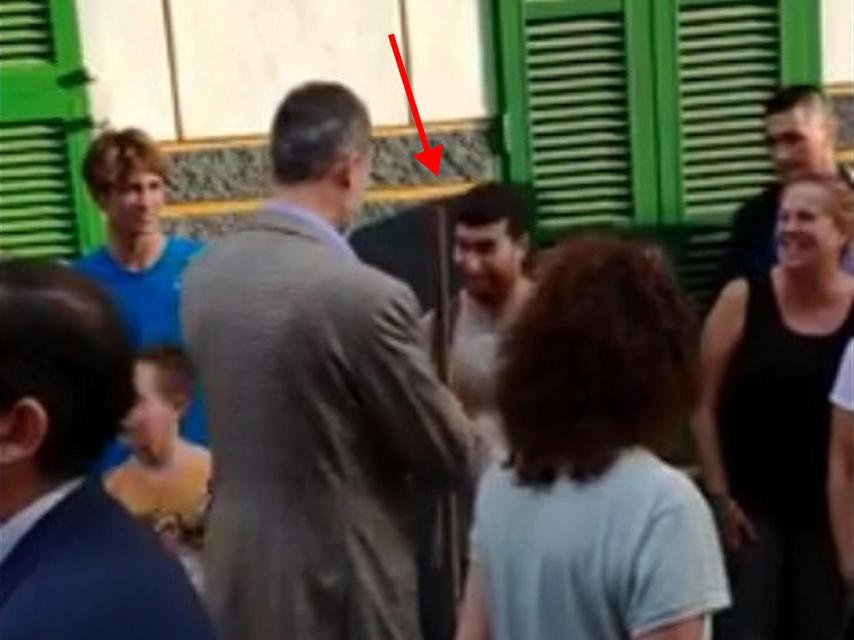 Imagen del momento en el que Óscar le ofrece la escoba al rey Felipe VI.