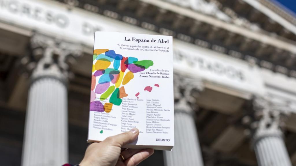 Portada de 'La España de Abel', ante el Congreso de los Diputados.